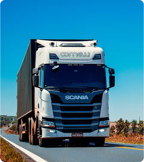 Camião branco a andar numa rua